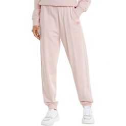 Spodnie Puma Her High Waist Pants Tr Cl, Kobiety. Czerwone spodnie dresowe damskie Puma, bez wzorów, z bawełny, z podwyższonym stanem. Za 390.00 zł.