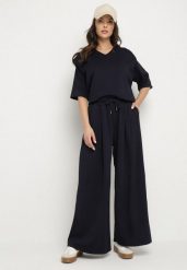 Granatowy Komplet z Wiskozą Szerokie Spodnie i Bluzka z Dekoltem w Serek Zeilora. Niebieskie spodnie materiałowe damskie Born2be, bez wzorów, z wiskozy, eleganckie. Za 159.99 zł.