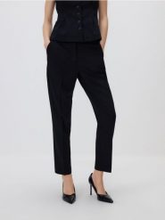 Spodnie cygaretki z wiskozą - czarny. Czarne spodnie materiałowe damskie Reserved, bez wzorów, z tkaniny. W wyprzedaży za 79.99 zł.