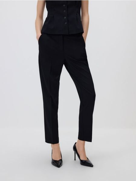Spodnie cygaretki z wiskozą - czarny. Czarne spodnie materiałowe damskie Reserved, bez wzorów, z tkaniny. W wyprzedaży za 79.99 zł.