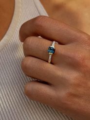 Les Petites Précieuses Pozłacany pierścionek z cyrkoniami i topazem rozmiar: 54. Niebieskie pierścionki damskie Les Petites Précieuses, z cyrkonią, pozłacane. Za 280.44 zł.