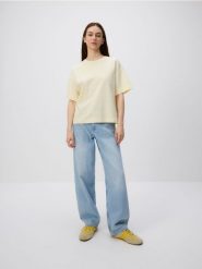 T-shirt z biżuteryjnymi aplikacjami - jasnożółty. Żółte t-shirty damskie Reserved, l, z aplikacjami, z bawełny, bez kołnierzyka. W wyprzedaży za 39.99 zł.