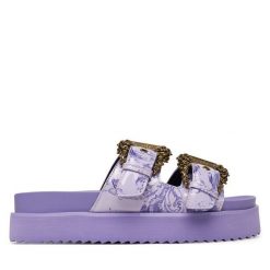 Klapki Versace Jeans Couture. Fioletowe klapki damskie Versace Jeans Couture, bez wzorów, z jeansu, bez obcasa. Za 799.99 zł.