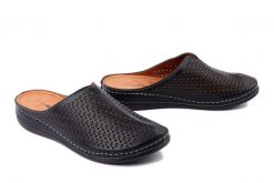 COMFORTABEL 700537-01 schwarz, klapki damskie. Czarne klapki damskie Comfortabel, bez wzorów, ze skóry, bez obcasa. Za 264.90 zł.