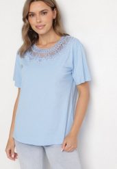 Jasnoniebieski T-shirt Oversize z Ozdobną Koronką i Perłami Elanoriel. Niebieskie t-shirty damskie Born2be, l, bez wzorów, z koronki, bez kołnierzyka. Za 34.99 zł.