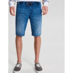 Jeansowe szorty z regulacją - Niebieski. Niebieskie szorty męskie Cropp, z jeansu, bez kołnierzyka. Za 119.99 zł.