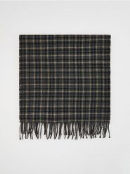 Szalik w kratę z wiskozą - ciemnoszary. Szare szaliki męskie Reserved, bez wzorów, z wiskozy. Za 79.99 zł.