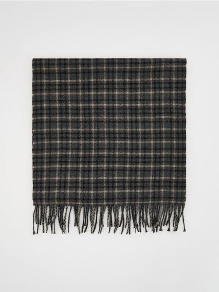 Szalik w kratę z wiskozą - ciemnoszary. Szare szaliki męskie Reserved, bez wzorów, z wiskozy. Za 79.99 zł.