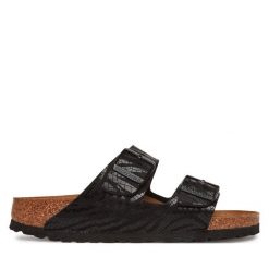 Klapki Birkenstock. Czarne klapki damskie Birkenstock, bez wzorów, bez obcasa. Za 449.99 zł.