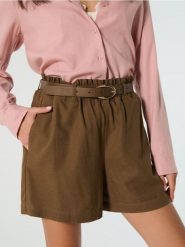 Szorty paperbag w stylu smart casual z paskiem - brązowy. Brązowe szorty damskie Sinsay, bez wzorów, z materiału, boho. W wyprzedaży za 29.99 zł.