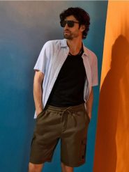 Bawełniane szorty cargo - khaki. Brązowe szorty męskie Sinsay, z bawełny, bez kołnierzyka. Za 35.99 zł.