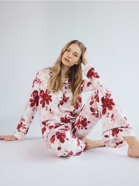 Dwuczęściowa piżama we wzory - różowy. Czerwone piżamy damskie Reserved, l, bez wzorów, z wiskozy, bez ramiączek. Za 159.99 zł.