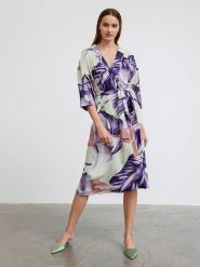 BGN Sukienka w kolorze miętowo-fioletowym rozmiar: 40. Różowe sukienki damskie BGN, na imprezę, bez wzorów, z tkaniny, bez kołnierzyka, bez ramiączek, midi. Za 105.63 zł.