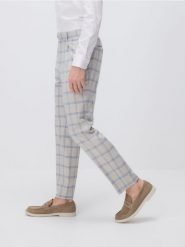 Garniturowe spodnie slim fit - beżowy. Brązowe spodnie wizytowe męskie Reserved, z tkaniny. W wyprzedaży za 79.99 zł.