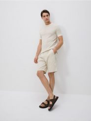 Szorty chino regular - beżowy. Brązowe szorty męskie Reserved, bez wzorów, z bawełny. W wyprzedaży za 89.99 zł.