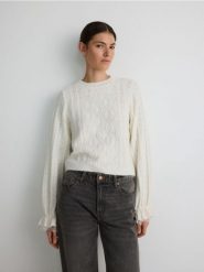 Sweter z ozdobnym splotem - kremowy. Białe swetry klasyczne damskie Reserved, l, z dzianiny, bez kołnierzyka. W wyprzedaży za 49.99 zł.
