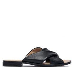 Klapki Caprice. Czarne klapki damskie Caprice, bez wzorów, bez obcasa. Za 299.99 zł.