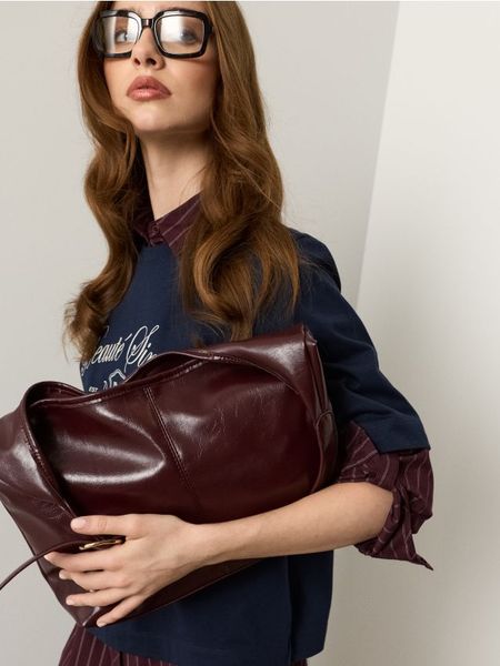 Torba hobo z imitacji skóry - bordowy. Czerwone torebki klasyczne damskie Sinsay, bez wzorów, ze skóry, bez dodatków. Za 49.99 zł.