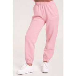 Spodnie fitness damskie Gym Glamour dresowe. Czerwone spodnie sportowe damskie GYM GLAMOUR, s, z dresówki, na fitness i siłownię. Za 189.99 zł.