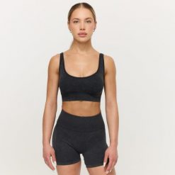 Biustonosz damski fitness bezszwowy Lift Coal. Szare biustonosze sportowe damskie GYMBEAM, bez wzorów, z elastanu. Za 85.90 zł.