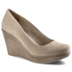 Czółenka damskie Karino, zamszowe koturny z pełnym noskiem i wygodną jednolitą platformą, beżowe, 1224-001-P. Brązowe czółenka damskie Karino, bez wzorów, z weluru, bez obcasa, na koturnie. Za 269.00 zł.