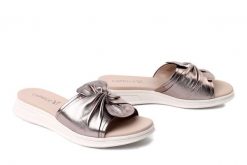 CAPRICE 9-27208-46 398 brown metallic, klapki damskie. Brązowe klapki damskie Caprice, bez wzorów, bez obcasa. Za 271.92 zł.