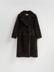 Płaszcz ze sztucznego futerka - ciemnobrązowy. Brązowe płaszcze damskie Reserved, l, bez wzorów. Za 399.99 zł.