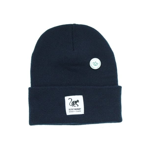 Czapka beanie unisex dla dorosłych z recyklingu – jeden rozmiar – (granatowa). Niebieskie czapki męskie SURF MONKEY, na zimę, bez wzorów, z materiału. Za 119.95 zł.