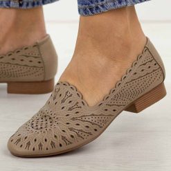 Beżowe skórzane półbuty damskie Jezzi Ol50-3. Brązowe półbuty damskie Jezzi, w ażurowe wzory, ze skóry, casualowe, z okrągłym noskiem, bez obcasa, na płaskiej podeszwie. Za 229.00 zł.