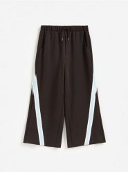 Spodnie loose fit - brązowy. Brązowe spodnie materiałowe męskie Reserved, bez wzorów, z bawełny. Za 129.99 zł.