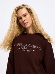 Sweter z haftowanym napisem - brązowy. Brązowe swetry klasyczne damskie Reserved, l, z dzianiny, bez kołnierzyka. Za 129.99 zł.