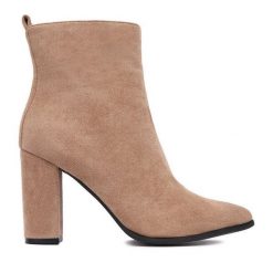 Botki DeeZee. Brązowe botki damskie DeeZee, bez obcasa, na słupku, bez zapięcia. Za 199.99 zł.