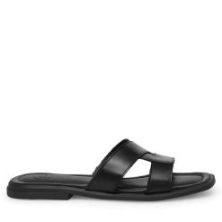 Klapki Gino Rossi. Czarne klapki damskie Gino Rossi, bez wzorów, bez obcasa. Za 179.99 zł.