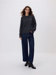 Sweter z wełną i dodatkiem kaszmiru - ciemnoszary. Szare swetry klasyczne damskie Reserved, l, z kaszmiru, bez kołnierzyka. Za 299.99 zł.