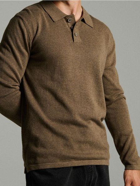 Bawełniany sweter polo - brązowy. Brązowe swetry męskie Sinsay, l, bez wzorów, z bawełny, bez kołnierzyka. Za 49.99 zł.