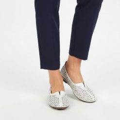 Półbuty damskie Artiker cholewka skóra naturalna perforowana wsuwany fason elastyczne wstawki po bokach zaokrąglony nosek niski krój dopasowana linia. Białe półbuty damskie Artiker, bez wzorów, ze skóry, bez obcasa, na płaskiej podeszwie. Za 209.00 zł.