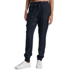 Spodnie turystyczne damskie Superdry Studios Supro Woven Jogger. Niebieskie spodnie dresowe damskie Superdry., na lato, xs, bez wzorów, z wiskozy. W wyprzedaży za 193.00 zł.