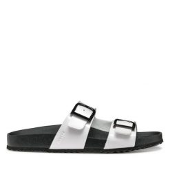 Klapki Geox. Białe klapki damskie Geox, bez wzorów, bez obcasa. Za 219.99 zł.