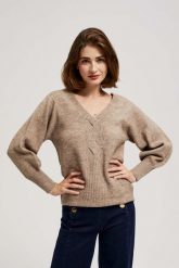 Sweter z dekoltem w serek ciemnobeżowy. Brązowe swetry klasyczne damskie MOODO, l, z elastanu, bez kołnierzyka. W wyprzedaży za 55.99 zł.
