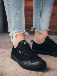 Krótkie trampki męskie monokolor - czarne V1. Czarne trampki i tenisówki męskie Ombre Clothing, bez wzorów, z gumy, bez zapięcia. W wyprzedaży za 49.99 zł.