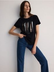 T-shirt z nadrukiem - czarny. Czarne t-shirty damskie Reserved, l, bez wzorów, z bawełny, bez kołnierzyka. W wyprzedaży za 29.99 zł.