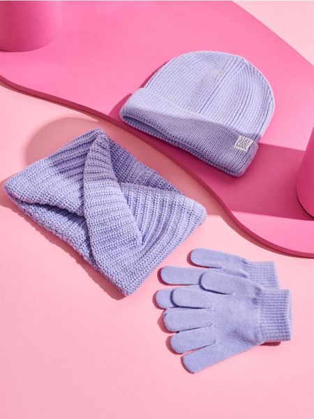 Zestaw: czapka, komin i rękawiczki - fioletowy. Fioletowe rękawiczki dziecięce Sinsay, bez ramiączek. W wyprzedaży za 24.99 zł.