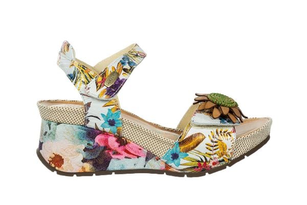 Sandały Laura Vita Barry 36 Beige 202058, Beżowy, Skóra naturalna - 39. Brązowe sandały damskie Laura Vita, z aplikacjami, z materiału, bez obcasa, na koturnie. W wyprzedaży za 269.10 zł.