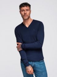 Elegancki sweter męski BASIC V-neck z wiskozą - granatowy V22 OM-SWBS-0107 - Rozmiar: L. Niebieskie swetry męskie Ombre Clothing, l, bez wzorów, z wiskozy, bez kołnierzyka. W wyprzedaży za 89.99 zł.