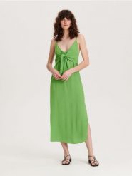 Sukienka midi z wiskozy - zielony. Zielone sukienki damskie Reserved, l, bez wzorów, z tkaniny, bez kołnierzyka, bez ramiączek, midi. W wyprzedaży za 49.99 zł.