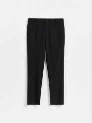 Gładkie spodnie chino slim - czarny. Czarne spodnie materiałowe męskie Reserved, bez wzorów, z tkaniny. Za 159.99 zł.