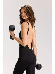 Onamaste Kombinezon "Oshia" w kolorze czarnym do jogi rozmiar: S/M. Czarne kombinezony damskie Onamaste, m, bez wzorów, z materiału, sportowe, bez kołnierzyka, bez ramiączek. Za 217.99 zł.