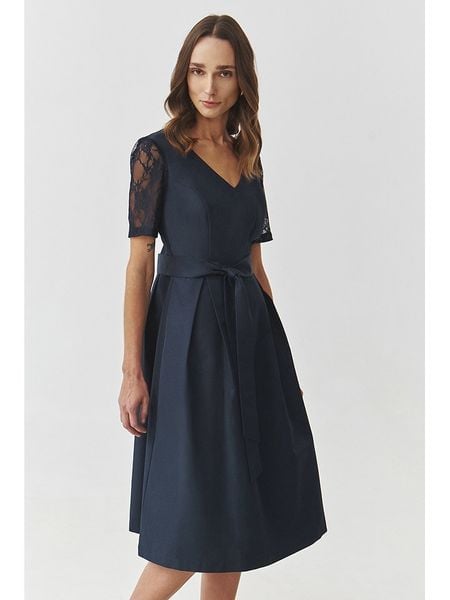 TATUUM Sukienka w kolorze granatowym rozmiar: 36. Niebieskie sukienki damskie Tatuum, bez wzorów, z koronki, bez kołnierzyka, bez ramiączek, midi. Za 204.96 zł.