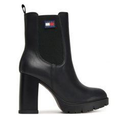 Botki Tommy Jeans. Czarne botki damskie Tommy Jeans, z jeansu, bez obcasa, na słupku, bez zapięcia. Za 489.99 zł.