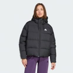 Puchowa kurtka z kapturem Essentials Climawarm z 3 paskami. Czarne kurtki damskie Adidas, bez wzorów, z puchu, z kapturem. W wyprzedaży za 548.90 zł.